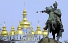Monument to Bohdan Khmelnytsky in front of St. Michael's Cathedral in Kyiv. Photo: oregonlive.com.