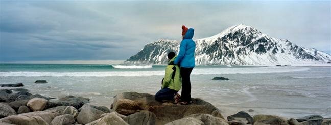 Couple at Ramberg beach, Lofoten . Photo: CH / Innovation Norway .