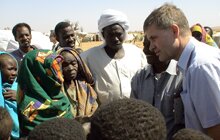 Minister of International Development, Erik Solheim, in Darfur Photo: Wera Helstrøm /MFA Norway